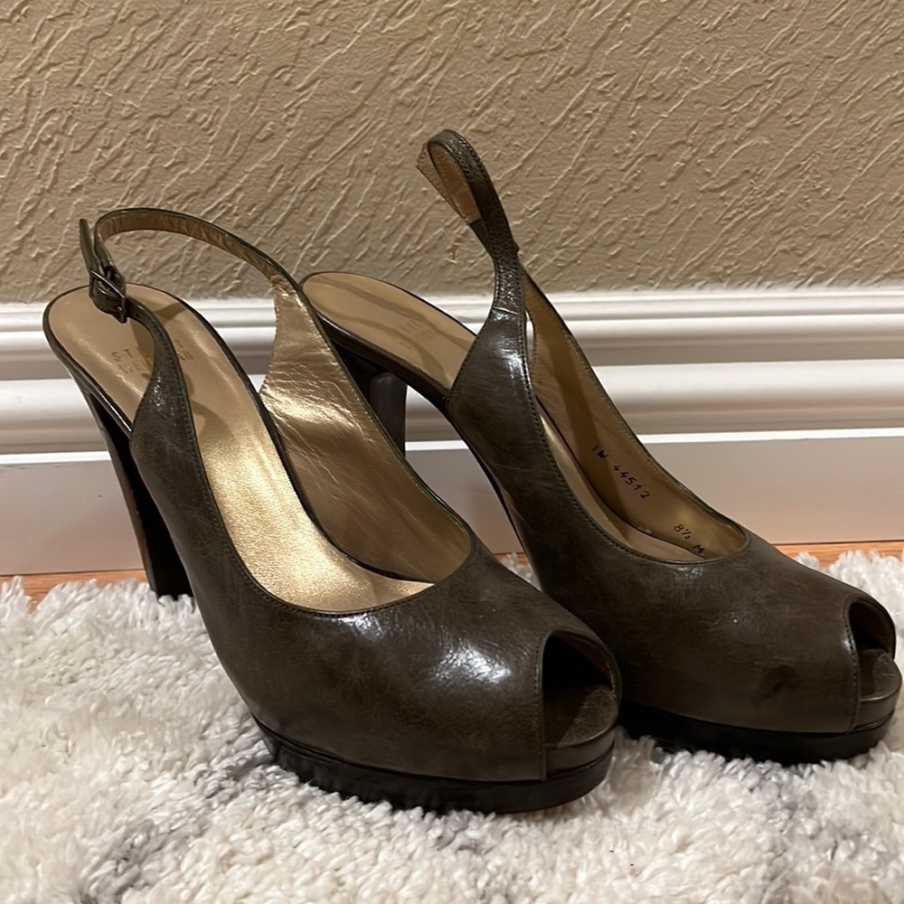 Stuart Weitzman heels peephole gray leather size 8.5 womens pumps designer